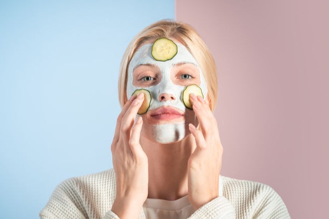 5 Masker Alami untuk Mencerahkan Kulit Wajah Kusam di Usia 50-an Biar