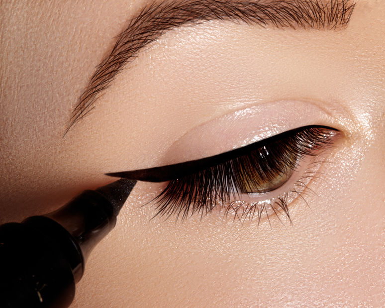 Tips Memilih Eyeliner Yang Bagus Untuk Pemula Womantalk