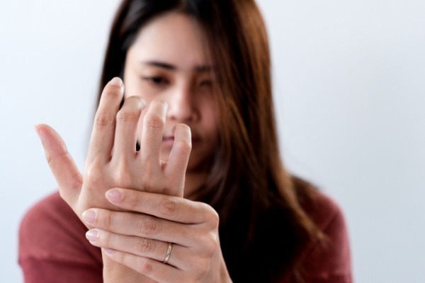 9 Hal Ini Bisa Jadi Penyebab Tangan Anda Gemetar Tak Terkendali Womantalk