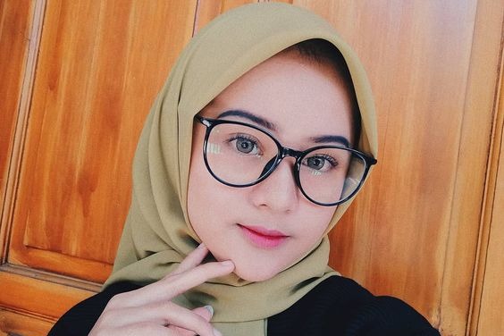 25+ Inspirasi Keren Hijab Kacamata Wajah Bulat