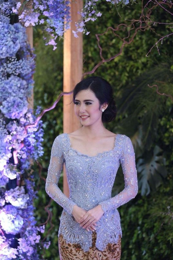 7 Model Kebaya Yang Cocok Untuk Tubuh Mungil Biar Tak Tenggelam Womantalk