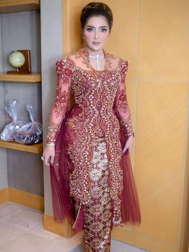 7 Inspirasi Model Kebaya Merah Tercantik Untuk Kondangan yang Bikin