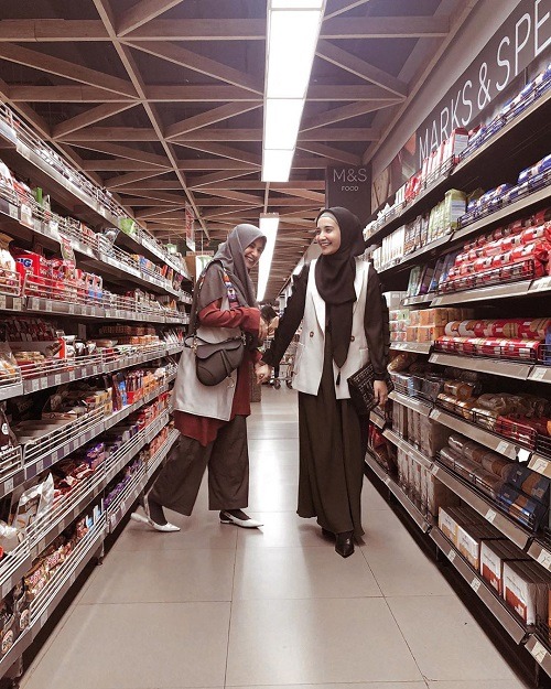 7 Inspirasi Gaya Hijab Shireen Sungkar Dan Zaskia Sungkar Yang Selalu Terlihat Kompak Womantalk