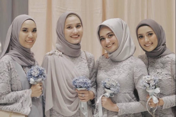 7 Ide Seragam Bridesmaid  Hijab Bahan Brokat Berbagai Warna 