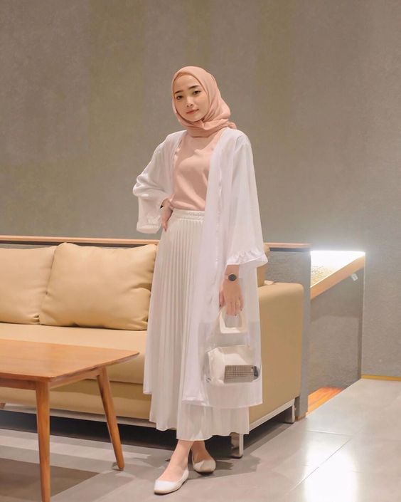 10 Trik Jitu Padu Padan Rok Plisket Putih Untuk Hijaber Womantalk