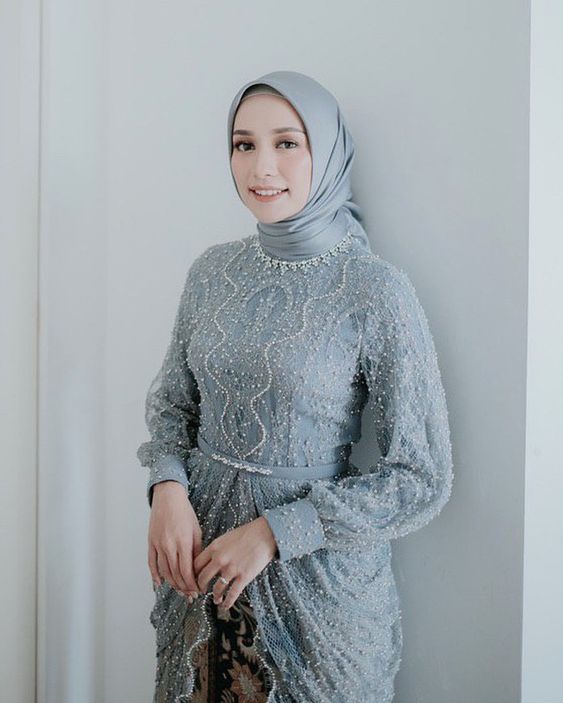 7 Inspirasi Kebaya Lamaran Untuk Hijaber Yang Bikin Cantik Womantalk