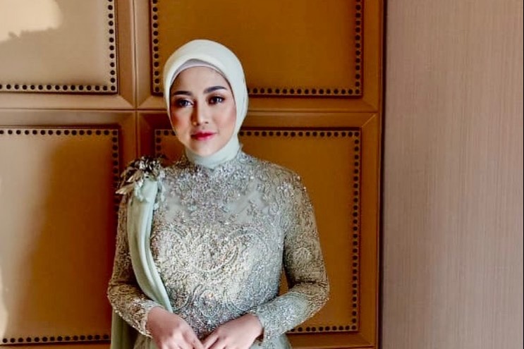 10 Model Kebaya Brokat Modern Yang Bagus Untuk Kondangan