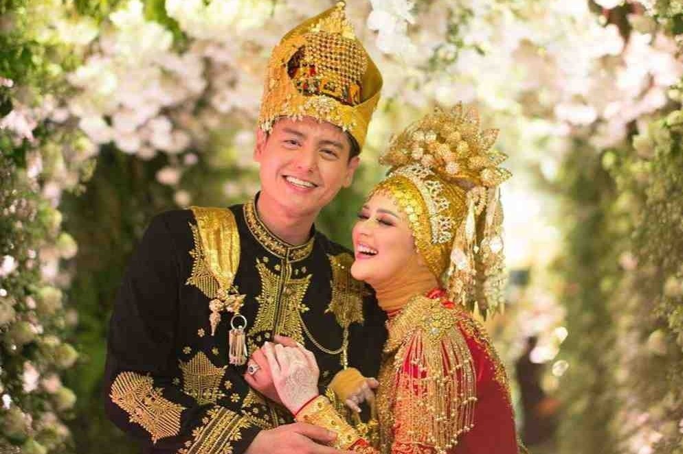 8 Inspirasi Gaun Pengantin Seleb Berhijab Tradisional