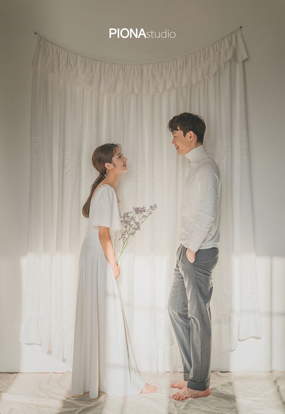 7 Ide Foto Prewedding Indoor yang Murah Meriah Tapi