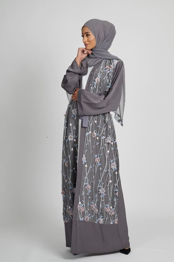 7 Padu Padan Hijab yang Cocok untuk Abaya Abu-Abu yang  