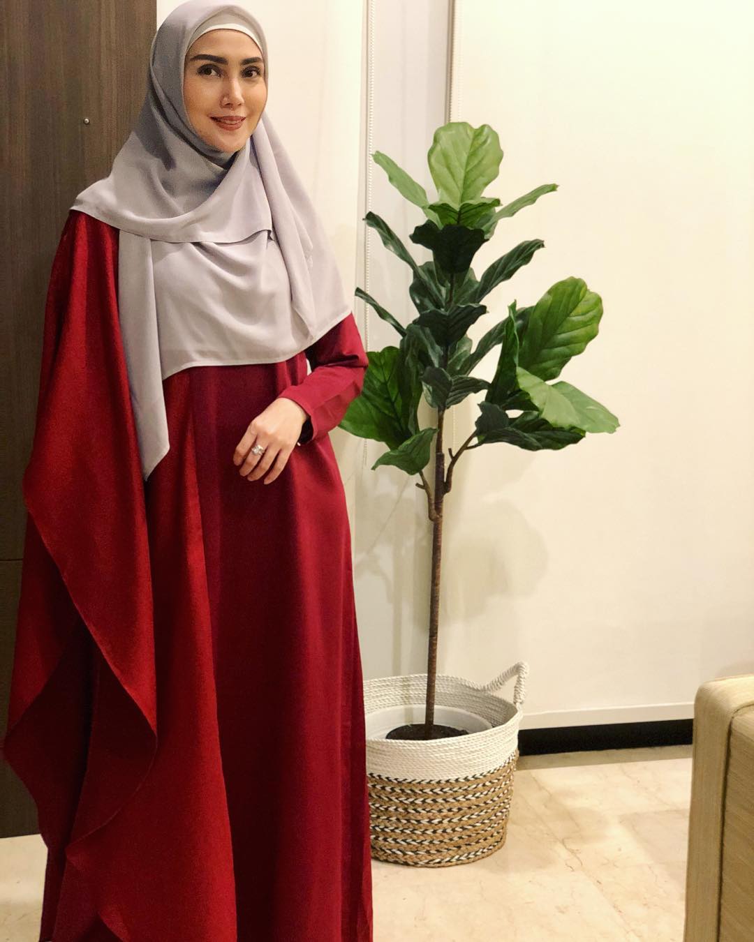 7 Warna Hijab Yang Cocok Dipadukan Dengan Gamis Merah Marun Anda Womantalk