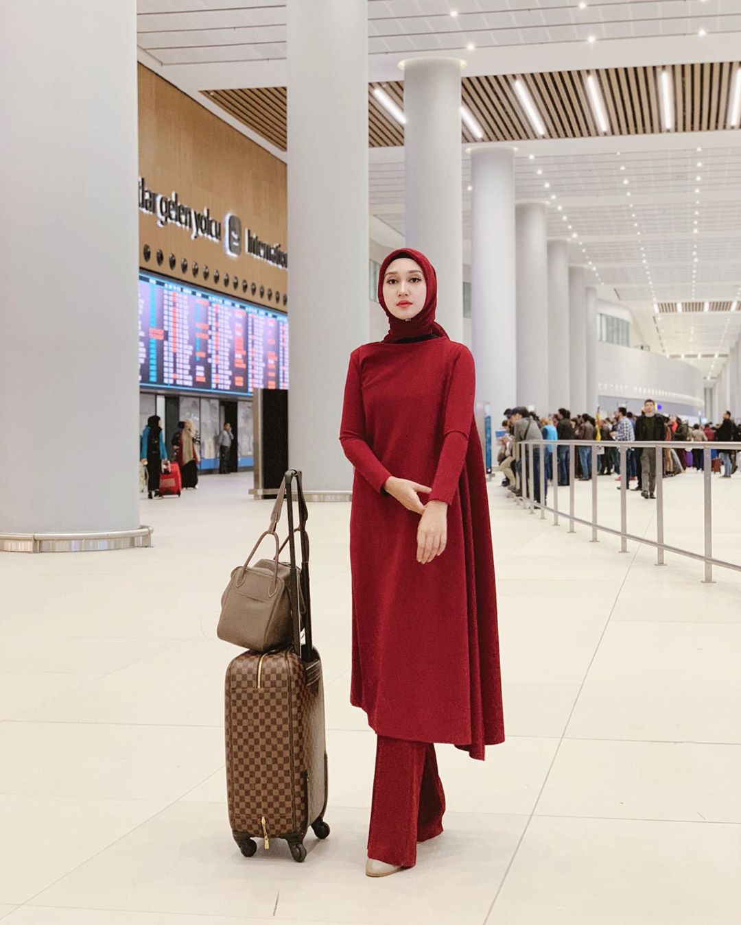 7 Warna Hijab Yang Cocok Dengan Gamis Merah Maroon Womantalk