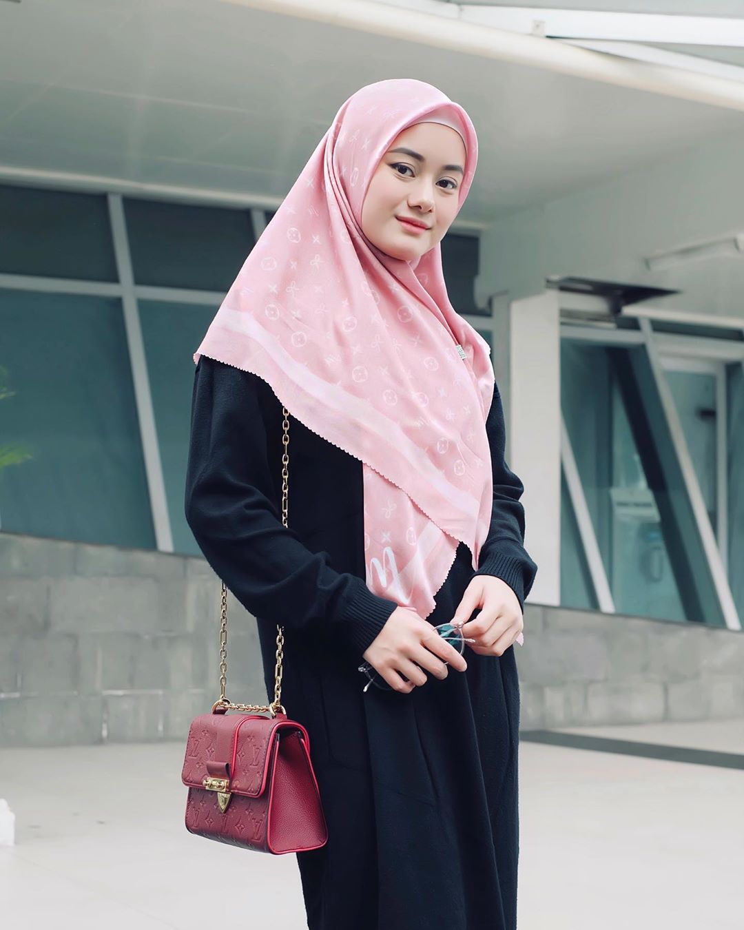 7 Warna Hijab Yang Cocok Untuk Baju Hitam Polos Anda - Womantalk