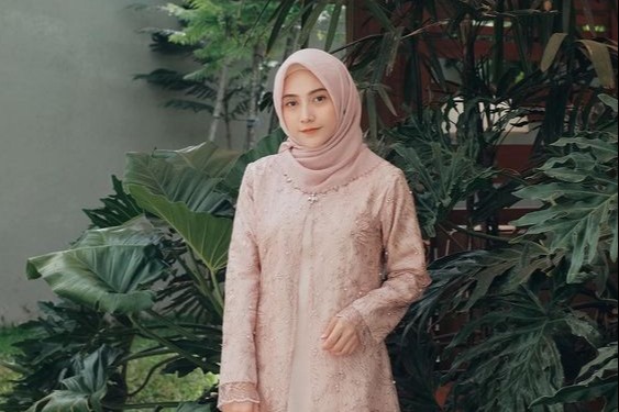 10 Model Baju Pesta Brokat Tunik Untuk Hijaber Ke Kondangan Womantalk