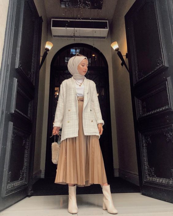 15 Inspirasi OOTD Blazer Hijab Yang Cocok Untuk Dipadukan Dengan Rok