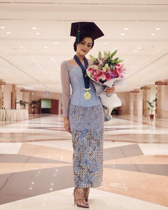 7 Model Kebaya Brokat Modern Yang Bagus Untuk Wisuda Womantalk