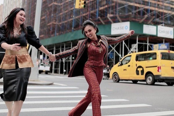 Dari Luna Maya Sampai Yuni Shara Ini 7 Gaya Selebriti Indonesia Di New York Fashion Week Womantalk