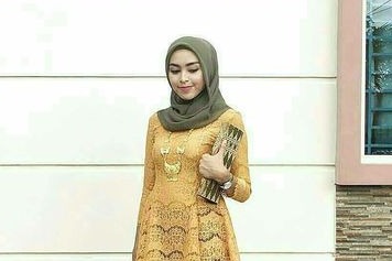 5 Kombinasi  Kebaya  dan Hijab Beda Warna  yang  Bagus  untuk 