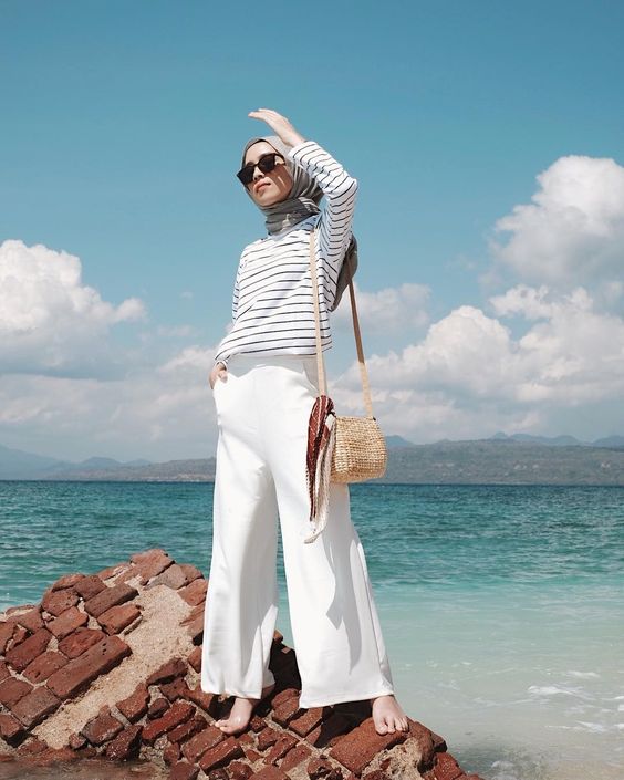 OOTD hijab ke pantai bisa memakai celana chino dan kaus bergaris