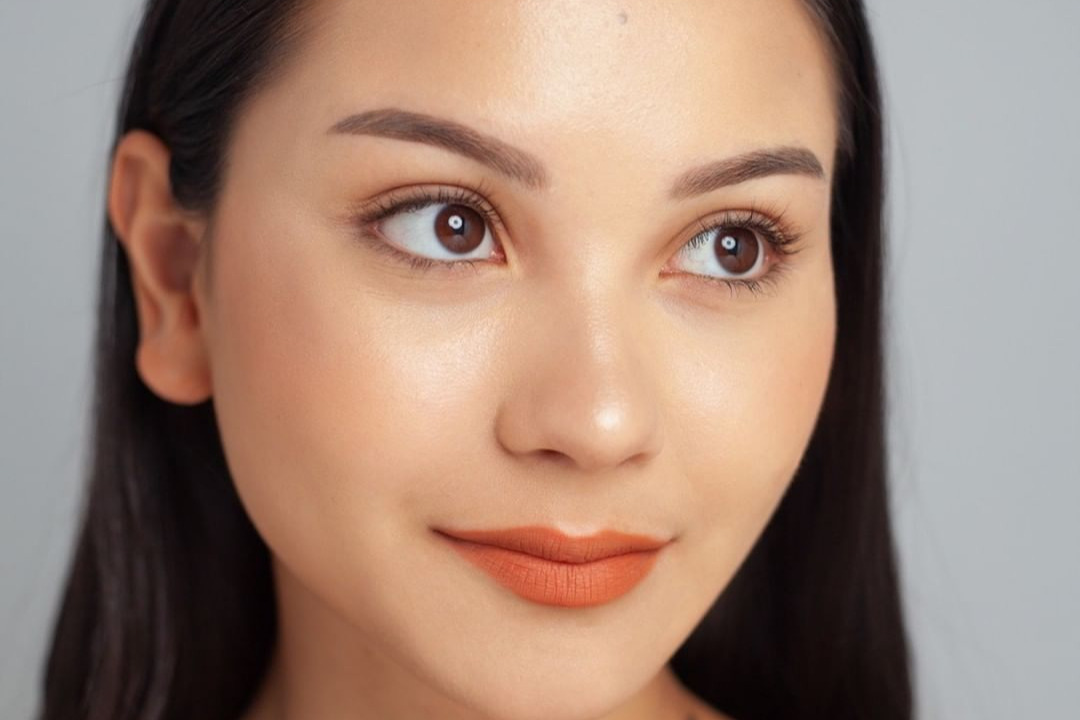 Apa efek yang ditimbulkan dari penggunaan lipstik warna peach pada tren ombre bibir?