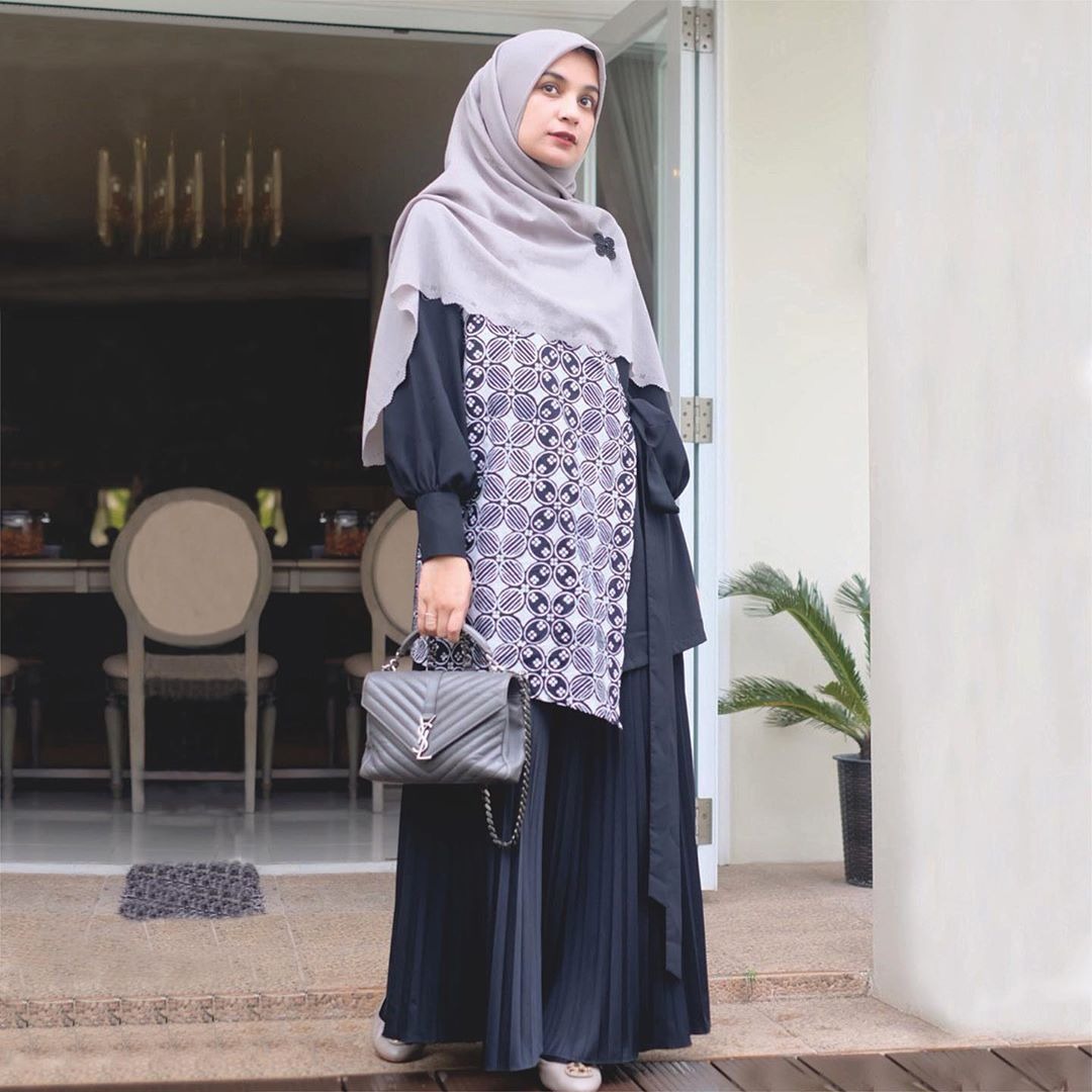 8 OOTD Rok Plisket dan Hijab Ala Shireen Sungkar Agar Tampil Lebih Stylish - Womantalk