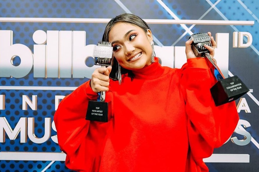 Raih 2 Piala, Ini Gaya Stylish Marion Jola di Billboard Indonesia Music  Awards 2020 - Womantalk