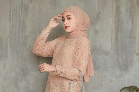 10 Model Baju Pesta Brokat Untuk Hijaber Ke Kondangan Womantalk