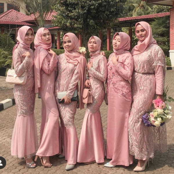 7 Ide Seragam Bridesmaid  Hijab Bahan  Brokat Berbagai Warna 