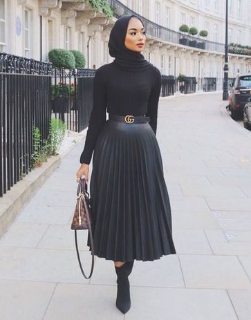 OOTD Rok Plisket, OOTD Hijab Rok, Padukan Rok Pliset dengan atasan Hitam lengan panjang