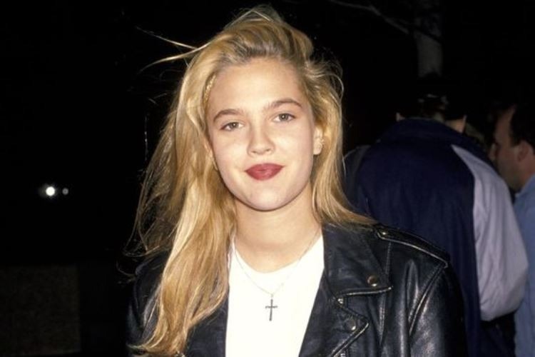 Menengok Kembali Gaya Drew Barrymore Di Tahun 90 An Yang Cocok Dipakai Lagi Sekarang Womantalk