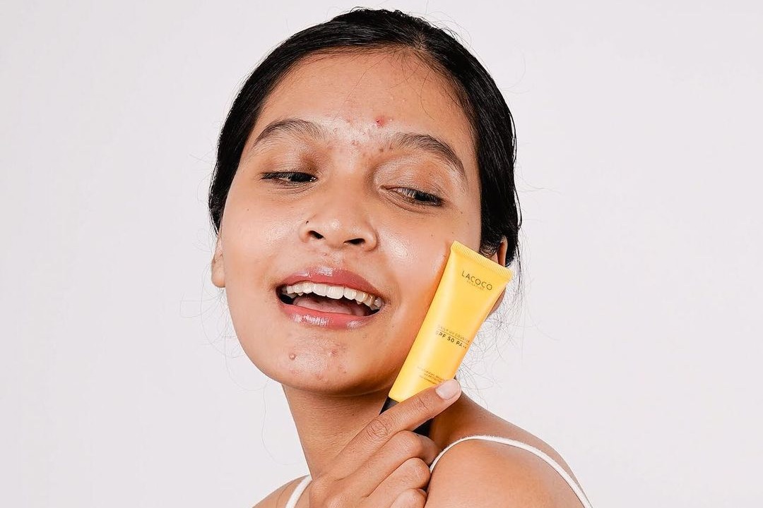 7 Rekomendasi Sunscreen Lokal Untuk Kulit Berjerawat Womantalk