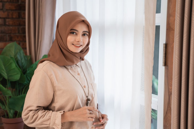 6 Tips Mengatasi Rambut Rontok Bagi Pengguna Hijab - Womantalk