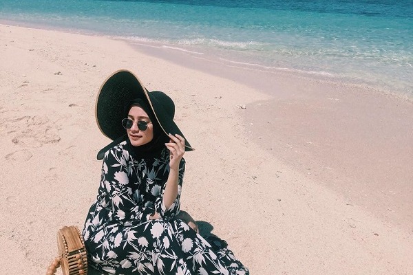 Inspirasi Style OOTD ke Pantai  untuk Hijaber Womantalk