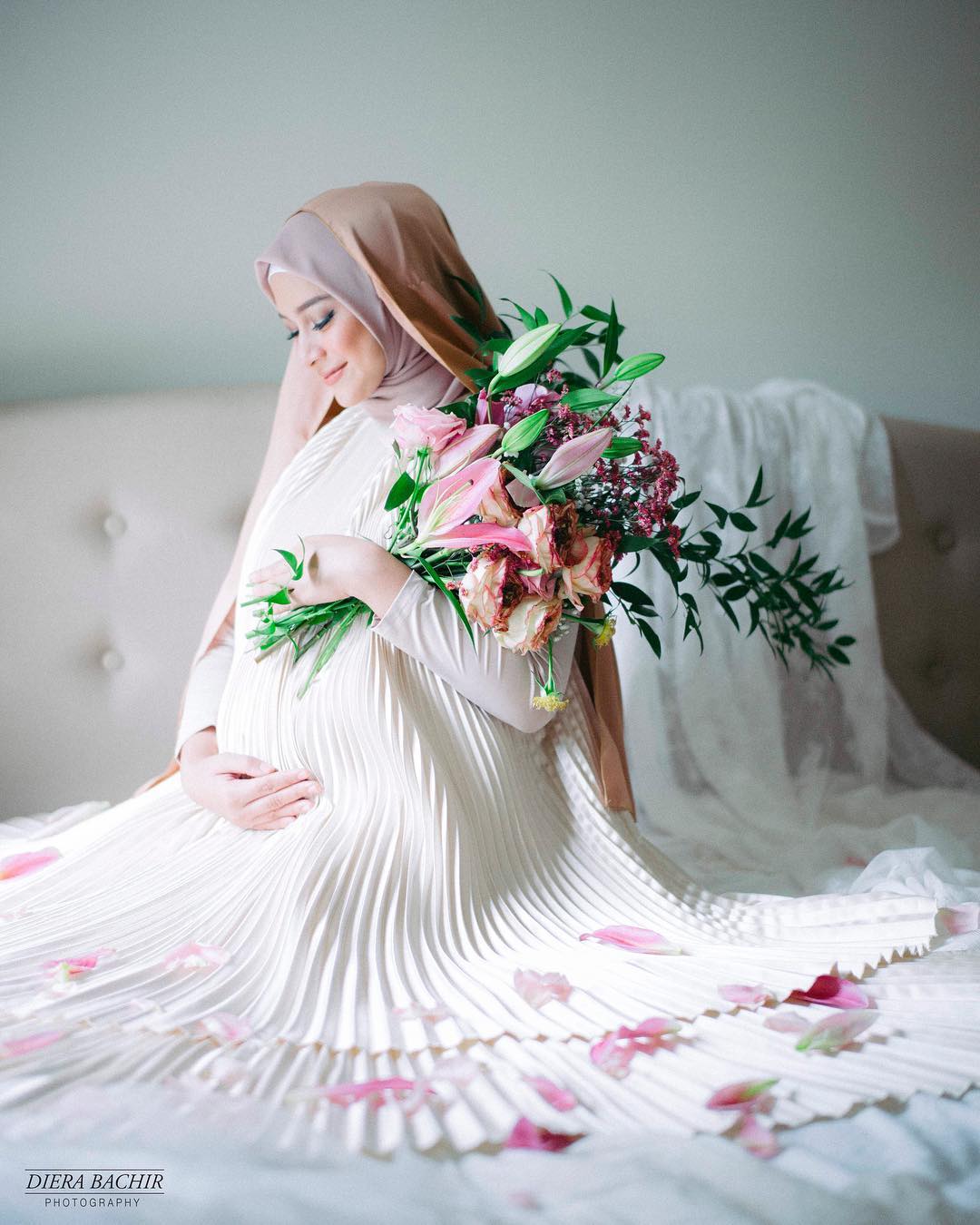 Inspirasi Maternity Shoot dengan Hijab Dari Deretan Selebriti Womantalk