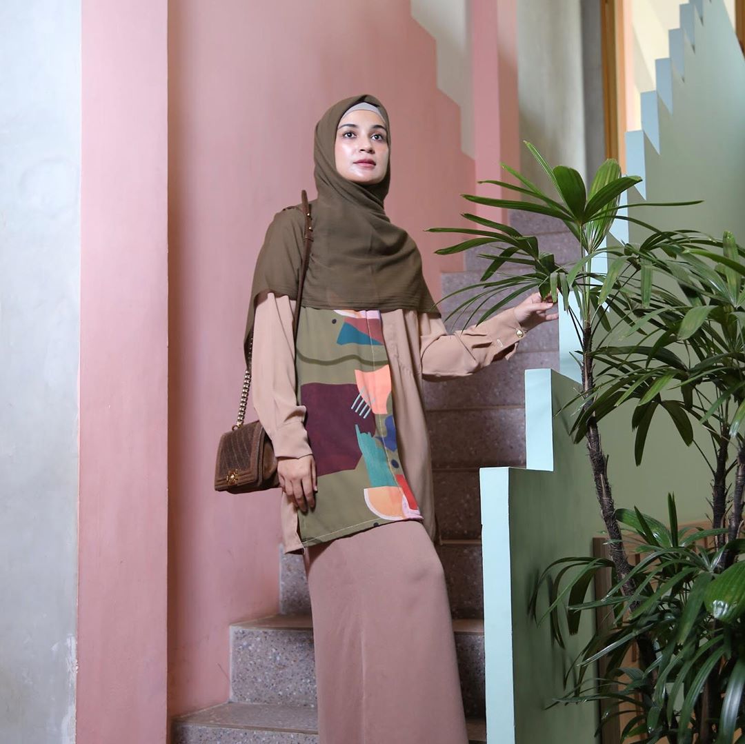 8 OOTD Hijab Dengan Baju Lama Seperti Shireen Sungkar, Termasuk Tunik Dan Rok Plisket - Womantalk