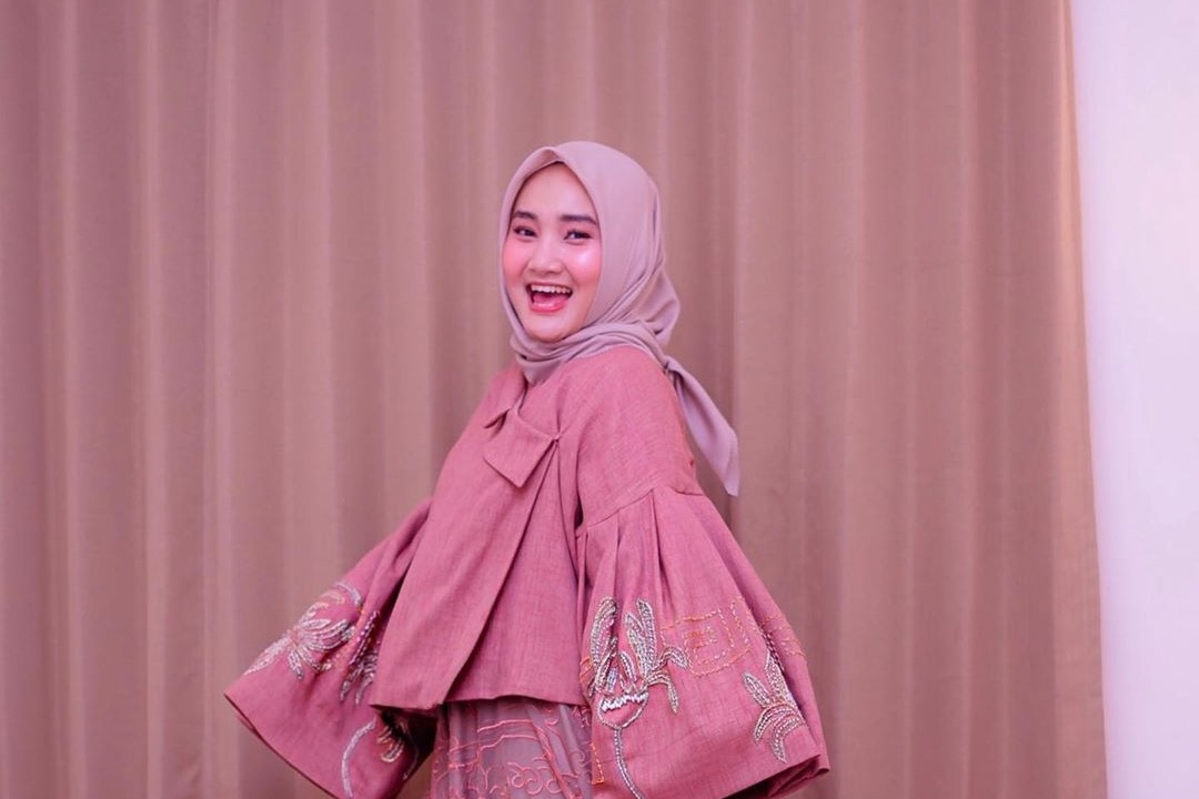 8 Padu Padan Gaya Hijab Warna Pink Ala Fatin Dari Rok Plisket Sampai Gamis Brokat Womantalk