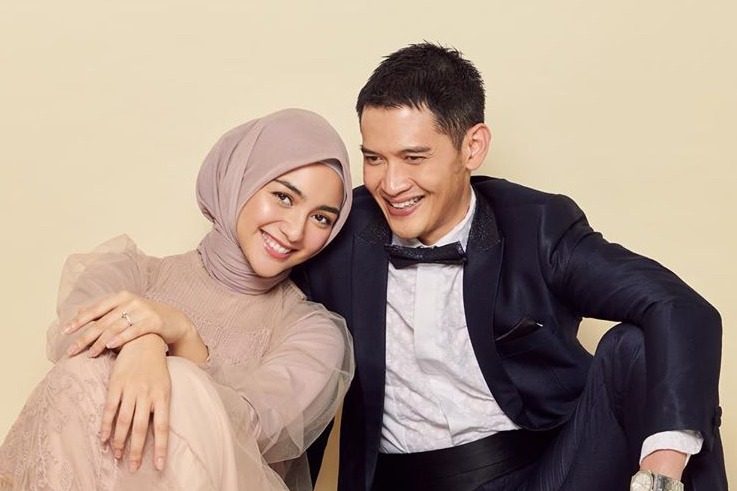 30+ Ide Keren Inspirasi Prewedding Indoor Hijab