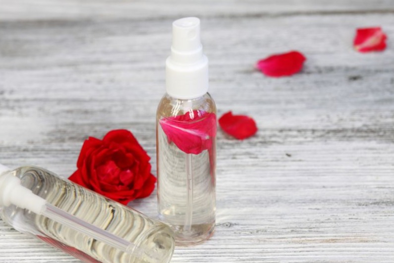 8 Fungsi Air Mawar Untuk Wajah Termasuk Bikin Awet Muda Womantalk