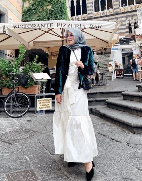 15 Inspirasi OOTD Blazer Hijab Yang Cocok Untuk Dipadukan Dengan Rok