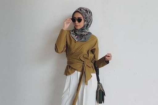 7 Model Baju Yang Cocok Untuk Celana Kulot Panjang Dan Hijab Simpel Womantalk