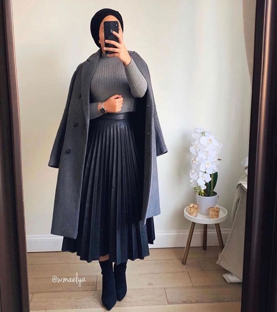 OOTD Rok Plisket, OOTD Hijab Rok, Padukan Rok Pliset dengan atasan turtle neck dan long coat