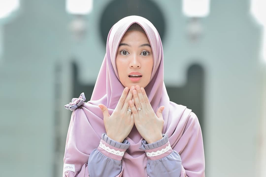 Gaya Foto Model Hijabers Anime Obsessed