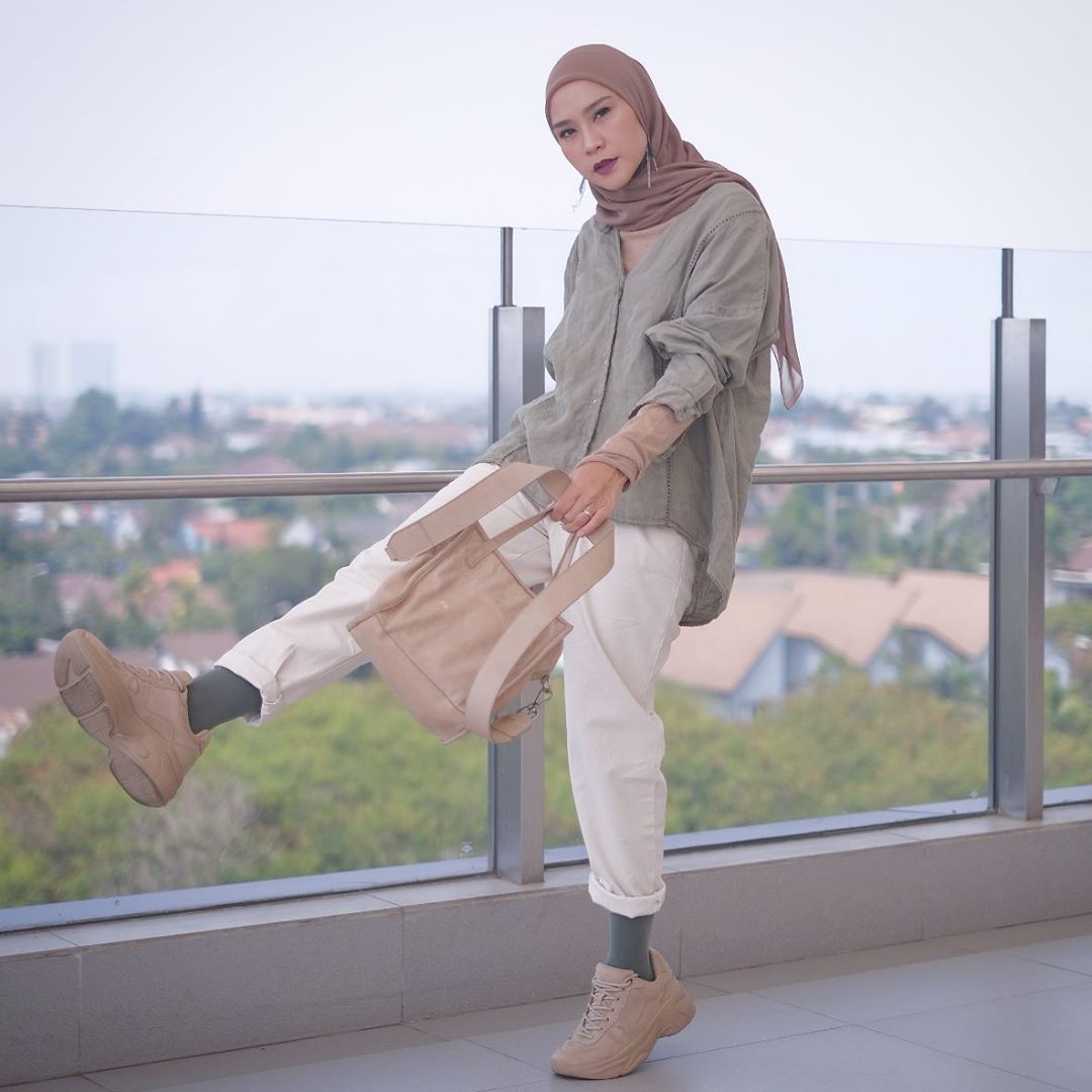 7 Inspirasi Warna Baju yang Cocok Dipadukan dengan Hijab Earth Tone