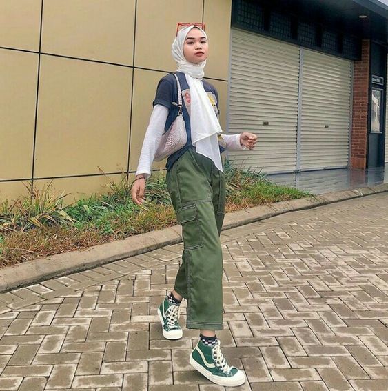 7 Ide OOTD Celana Cargo dan Hijab yang Santun dan Bikin Penampilan Awet