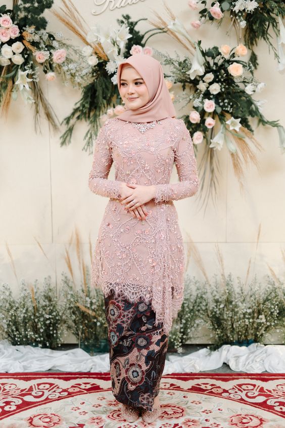 7 Inspirasi Kebaya Lamaran Untuk Hijaber Yang Bikin Cantik Womantalk