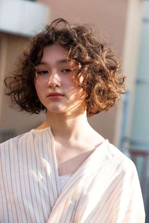 7 Inspirasi Rambut Keriting Pendek Ala Perempuan Korea Womantalk