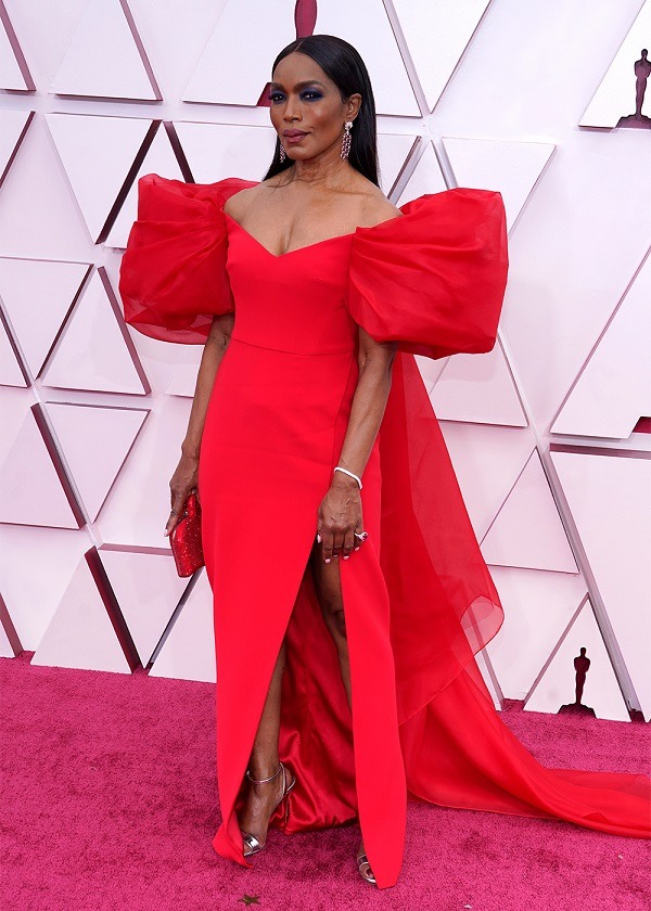 10 Gaun Oscar Terbaik 2021 Yang Memukau Dan Bikin Pangling Womantalk