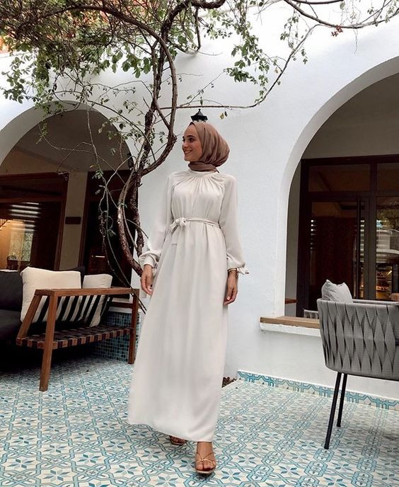 9 OOTD Hijab Dengan Baju Putih Cocok untuk Lebaran - Womantalk