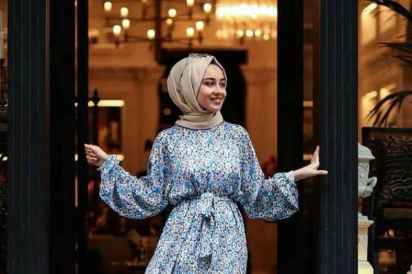 7 Baju Yang Cocok Dipadukan Dengan Hijab Warna Khaki Dari Kemeja Sampai Dress Womantalk