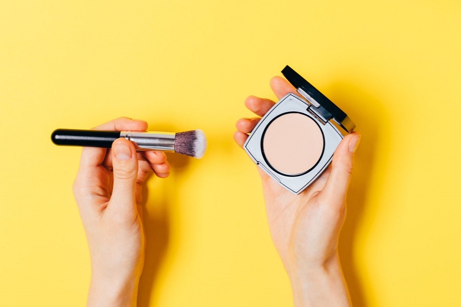 10 Compact Powder Lokal Untuk Kulit Berminyak dan Berjerawat Womantalk